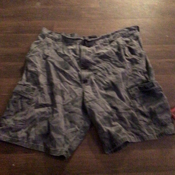 🌈🌈Wrangle Camo cargo shorts - Picture 1 of 2
